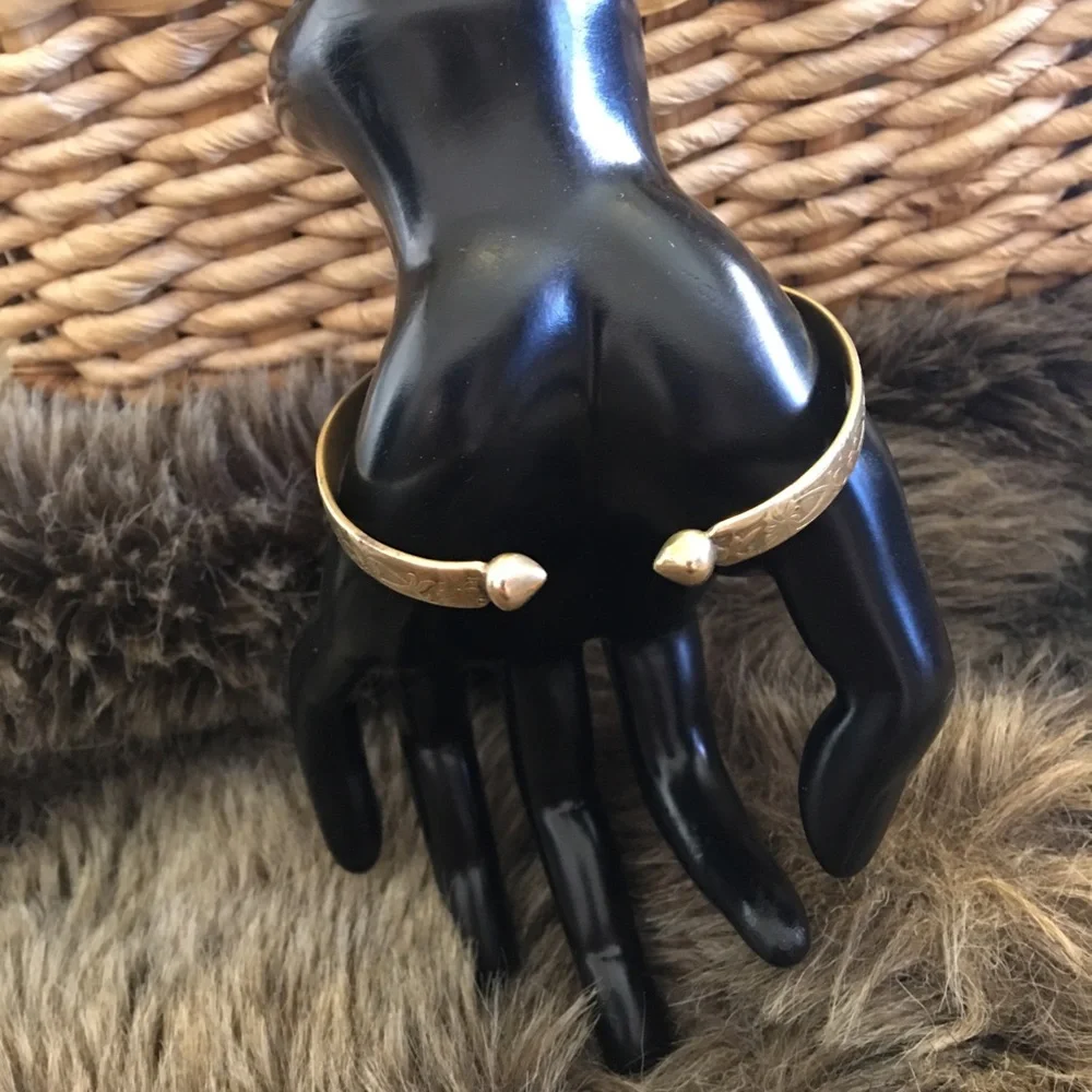 Victorian era 18CT gold ball end torque bangle